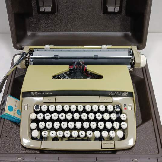 Smith Corona Galaxie 12 Manual Typewriter in Hard Case image number 1