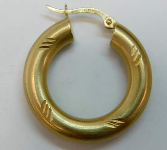 14K Yellow Gold Etched Puffy Hoop Earrings 4.6g image number 4