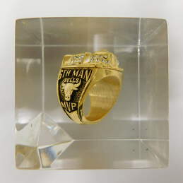 1997-98 Chicago Bulls Championship Replica Ring in Lucite by Jostens alternative image