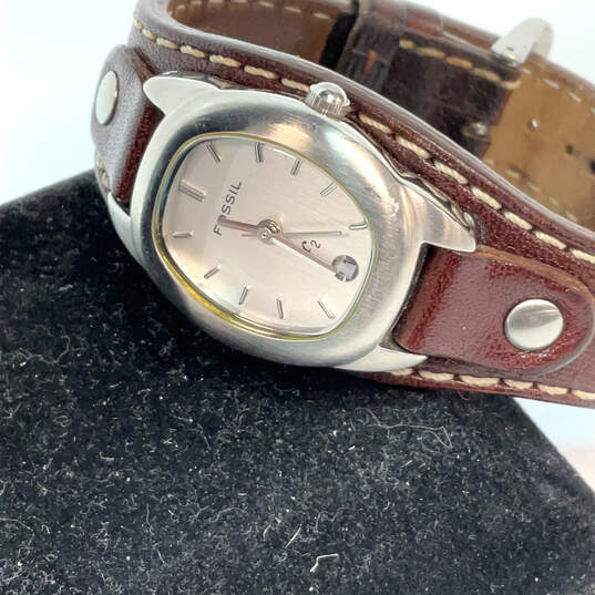 Designer Fossil Silver-Tone Date Indicator Leather Strap Analog Wristwatch image number 2
