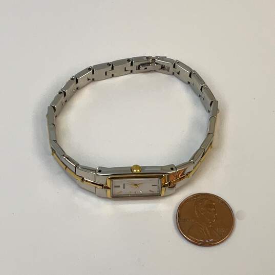 Designer Seiko 2E20-7479 Gold Silver Tone Round Analog Dial Quartz Wristwatch image number 3