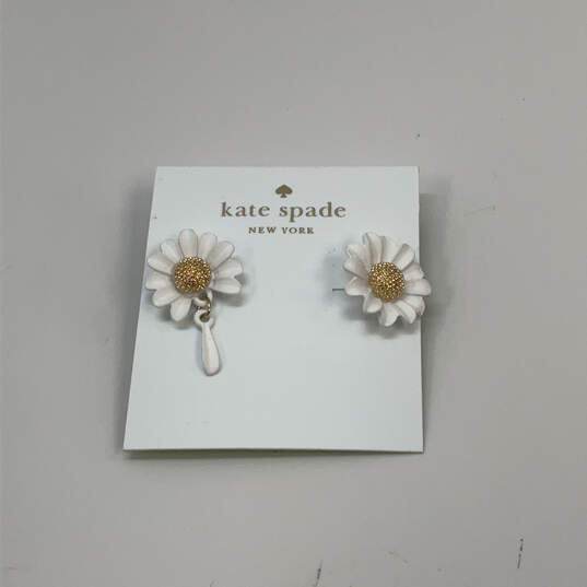 Designer Kate Spade White Gold Fashionable Bloom Daisy Flower Stud Earrings image number 3