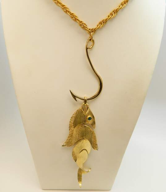 Vintage Napier 1970s Goldtone Articulated Fish On Hook Statement Pendant Unique Chain Necklace 88.6g image number 1