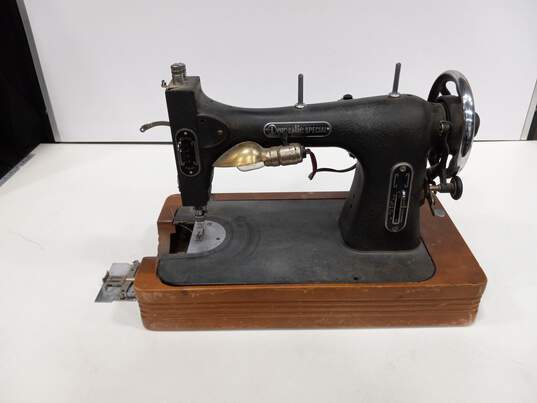 Domestique Special Vintage Sewing Machine image number 1