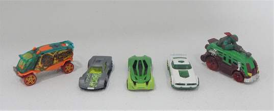 Assorted VNTG & Modern Diecast Cars Trucks Mattel Hot Wheels Maisto Ideal image number 2