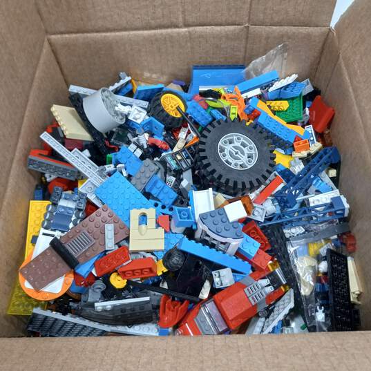 8.5lbs of Assorted Mixed Building Blocks Bundle image number 3