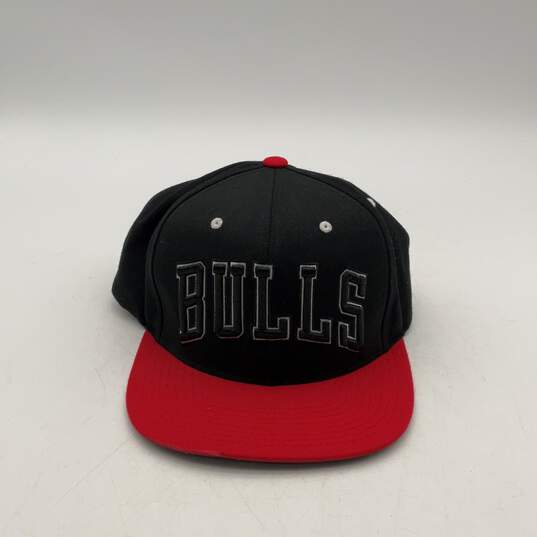 Mitchell & Ness Mens Black Red Chicago Bulls Snapback Basketball Hat One Size image number 1