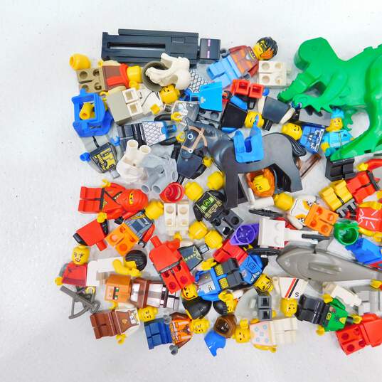 8.5 oz. LEGO Miscellaneous Minifigures Bulk Lot image number 2