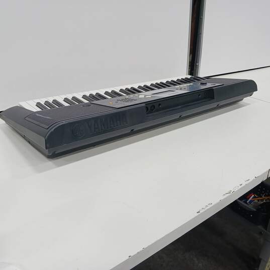Yamaha YPT-230 Electronic Keyboard image number 4