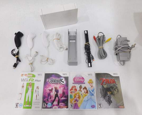 Wii with 4 Games and 4 Controllers Zelda Twilight Princess image number 1