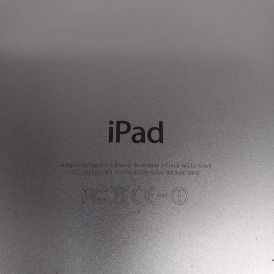 Gray 9in Apple Ipad w/ Navy Blue Case image number 4