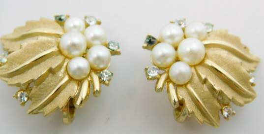 Vintage Crown Trifari Rhinestone Faux Pearl & Gold Tone Clip-On Earrings 12.7g image number 3