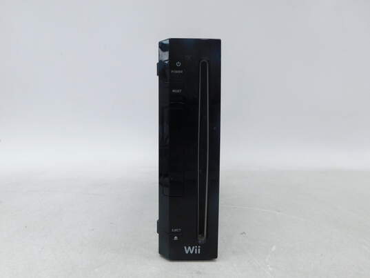 Nintendo Wii w/ 2 Games & 2 Controllers image number 4