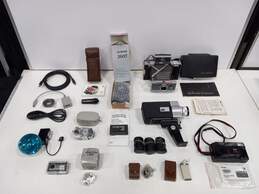 Mixed Lot of Vintage Cameras & Accessories