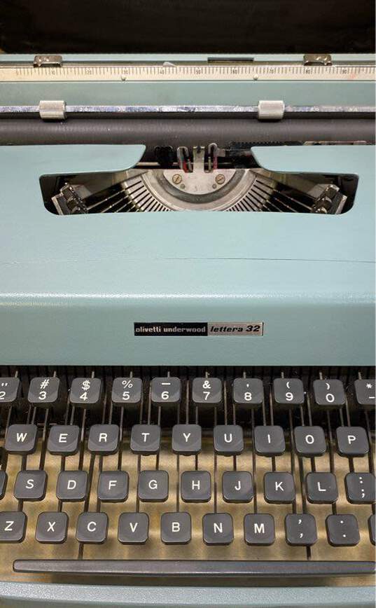 Vintage Olivetti Underwood Lettera 32 Typewriter image number 5