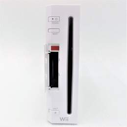 Nintendo Wii W/ 2 Controllers 3 Games 1 Nunchuk Chicken Riot alternative image
