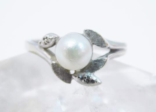 Vintage 10K White Gold Pearl Diamond Accent Floral Ring 2.7g image number 1