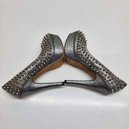 WOMENS VINCE CAMUTO SILVER SPIKED HEELS SIZE 5.5 alternative image