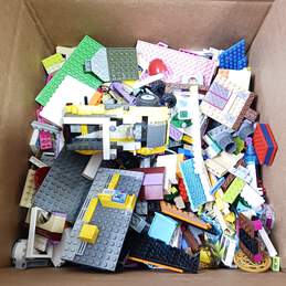 6.15 lbs Assorted LEGO Bricks alternative image