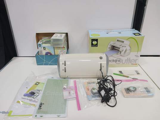 Cricut Personal Electronic Cutter w/ 12 Carts image number 1