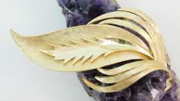 Vintage Crown Trifari Gold Tone Scrolled Leaf Feather Brooch 19.4g alternative image