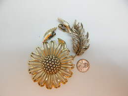 Vintage Sarah Coventry Coro & Lisner Goldtone Abstract Swirl Clip On Earrings & Flower & Feather Brooches 67g alternative image
