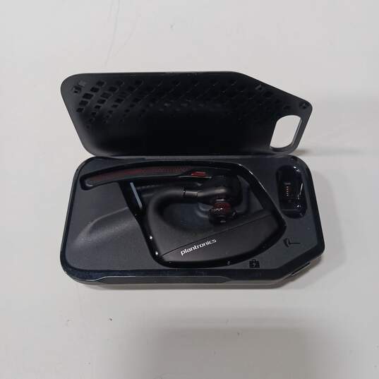 Plantronics Voyager 5200 Earpiece With Charging Case image number 1