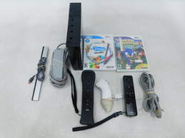 Nintendo Wii w/ 2 Games & 2 Controllers