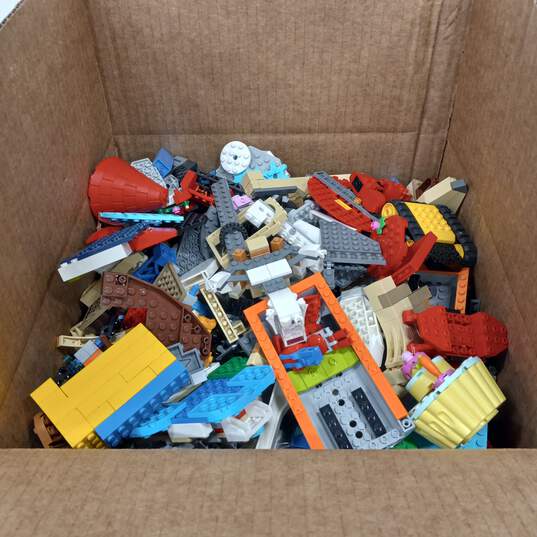 7.5lb Bundle of Assorted Lego Building Blocks and Bricks image number 1