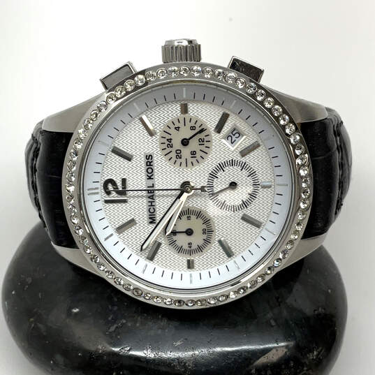 Designer Michael Kors MK5016 Silver-Tone Leather Band Analog Wristwatch image number 3