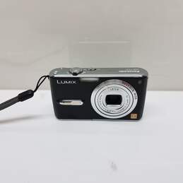 Panasonic LUMIX DMC-FX07 7.2MP Digital Camera -Black with Case alternative image