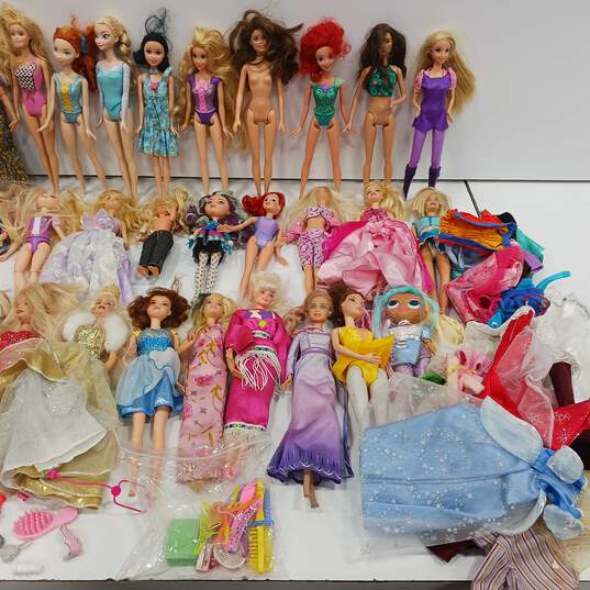 Bundle of 41Assorted Dolls and Accessories image number 3