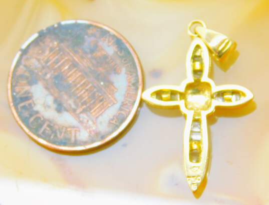 18K Yellow Gold 0.15 CTTW Baguette Diamond Cross Pendant 2.1g image number 3