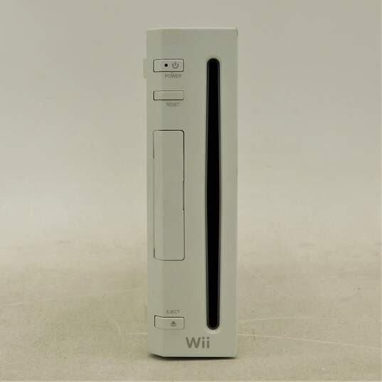 Nintendo Wii with 3 Games image number 2
