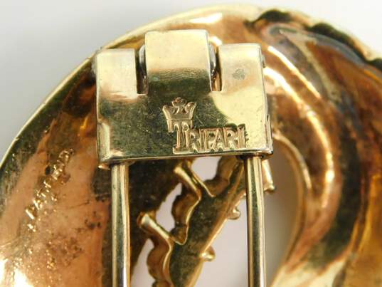 Vintage Pat Pending Crown Trifari Icy Rhinestone Gold Tone Scrolled Brooch 18.0g image number 7