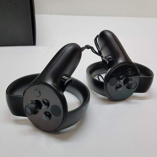 Oculus Rift Touch Virtual Reality System image number 2