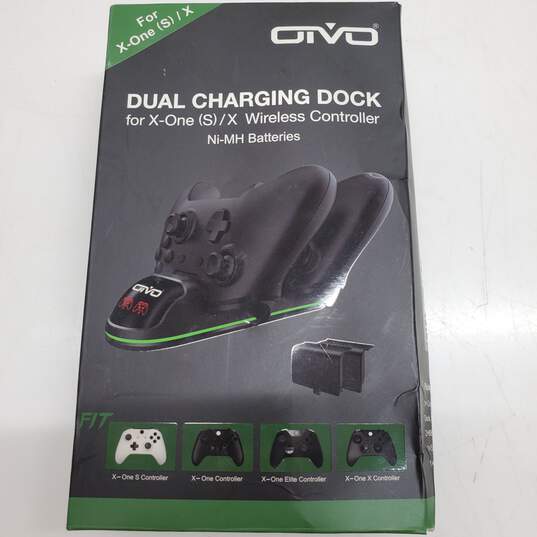 Oivo Dual Charging Dock For Xbox One Controllers P/R image number 1