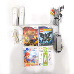 Nintendo Wii W/ 4 games + 2 Controllers