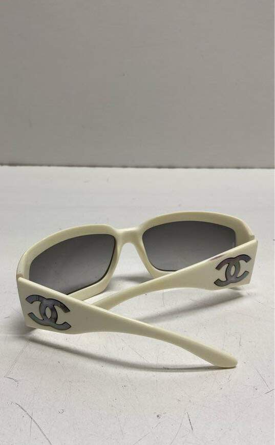Chanel 5076-H Mother of Pearl Logo Sunglasses Glossy White One Size image number 4
