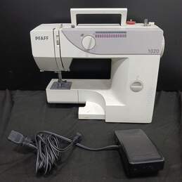 Pfaff 1120 Electric Sewing Machine w/Pedal