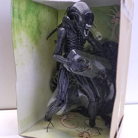 2004 McFarlane Toys 12 Inch Alien Action Figure (With Lunging Inner Jaw) image number 8