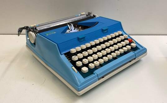 Sears "Malibu" Manual Typewriter image number 2