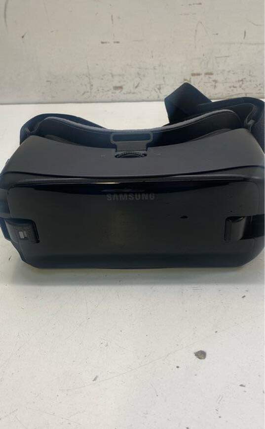 Samsung Gear VR SM-R325 with Controller Powered by Oculus image number 3