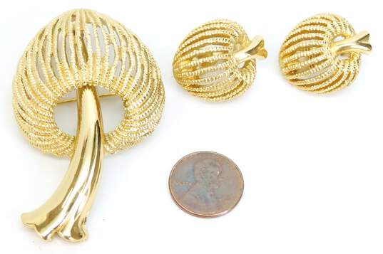 Vintage Monet Gold Tone Mushroom Clip-On Earrings & Brooch Demi Parure 43.7g image number 9