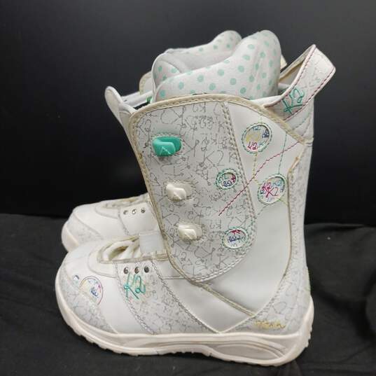 Woman's White K2 Snowboard Boots Size 6 image number 5