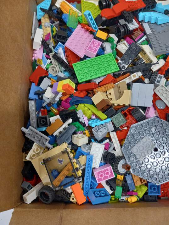 9.5lb Lot of Assorted Building Bricks and Blocks image number 4