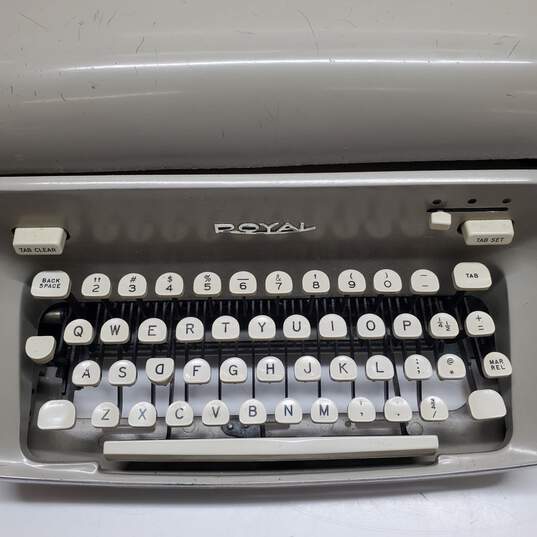 Untested Vintage Royal Typewriter Beige image number 2