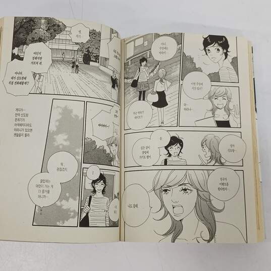 Bundle of 4 Japanese Edition Graphic Novels image number 5