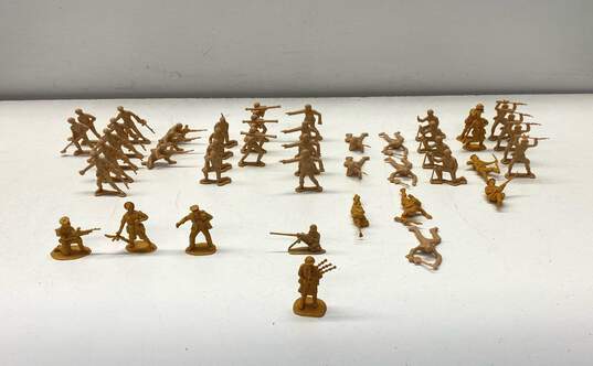 Box of Assorted Plastic Army Figures image number 5