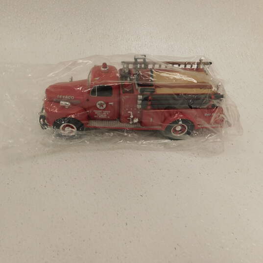 Texaco 1951 Ford Fire Truck 3rd In Series 1/34 Scale image number 12